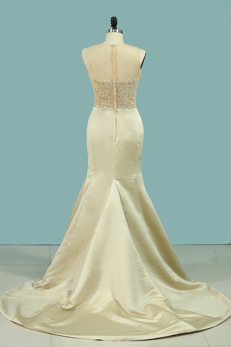 Mermaid/Trumpet Satin Scoop Wedding Dress With Applique Detachable Train