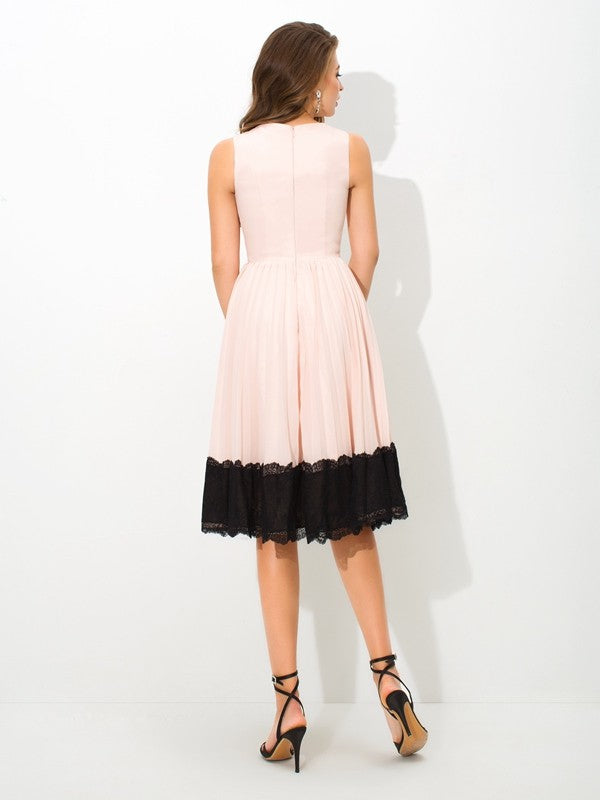 A-Line/Princess High Neck Lace Sleeveless Short Homecoming Dresses Chiffon Cocktail Dresses Emilie