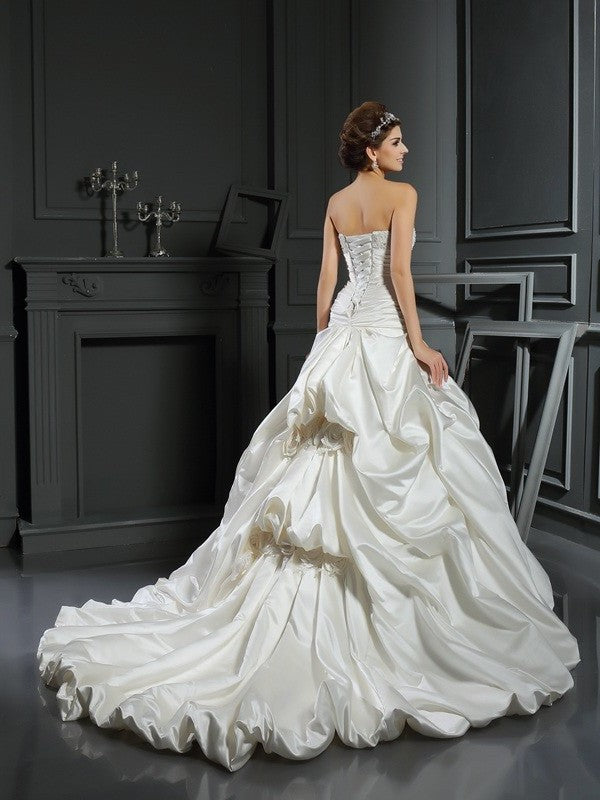 Ball Long Sleeveless Sweetheart Applique Beading Gown Satin Wedding Dresses